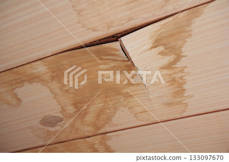 The ceiling of a Japanese-style room is sagging due to a leak. 133097670