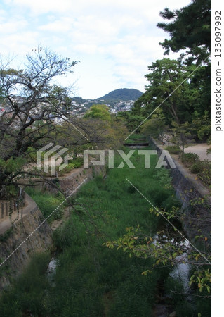 甲斐山、宿川及居民區的秋景（兵庫縣西宮市） 133097992