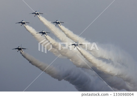 聖誕樹低空通場：藍色脈衝號戰機拖著煙霧飛過。 133098004