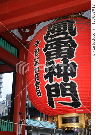 The large lantern at the Fuuraijinmon Gate, the large lantern at Sensoji Temple, a Tokyo tourist destination and symbol of Asakusa 133098018