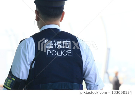 守衛機場的警察、後視、保全、倫敦警察廳的警察 133098154