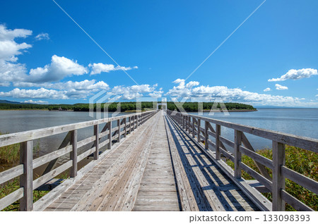 [Lake Jusan, Aomori Prefecture] A view of the island in the middle. During the Kamakura period, there was a thriving port called Tosaminato. 133098393