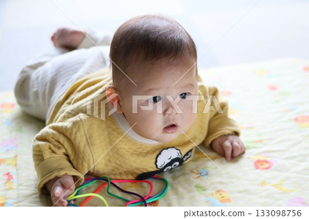6個月大的嬰兒趴著玩耍 6個月大的嬰兒趴著玩耍 133098756