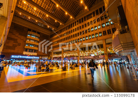 人們聚集在台灣台北車站 133099178