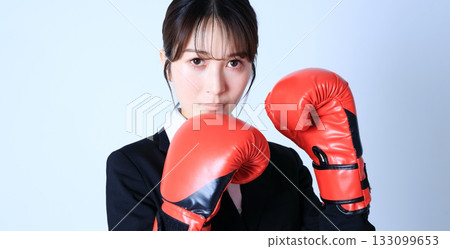 女商人拳擊形象 133099653