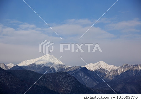 北阿爾卑斯山晴朗的冬日天空和皚皚雪山 北阿爾卑斯山晴朗的冬日天空和皚皚雪山 133099770