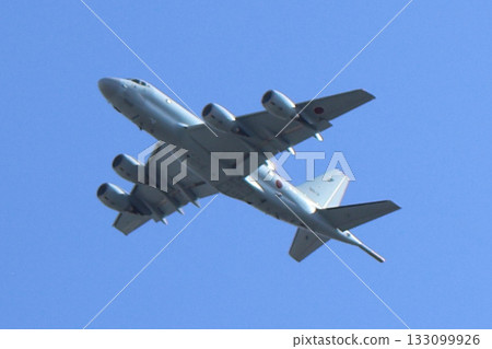 自衛隊飛機在藍天中飛行 133099926