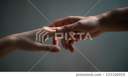 雙手輕輕觸碰的微妙瞬間 133100059