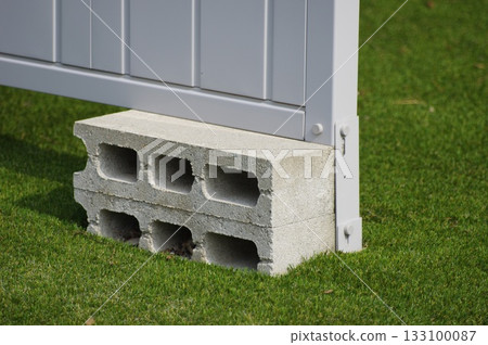 儲物棚的框架由磚塊支撐並固定在地下。 133100087