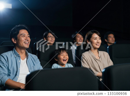 一家人一起看電影 133100936