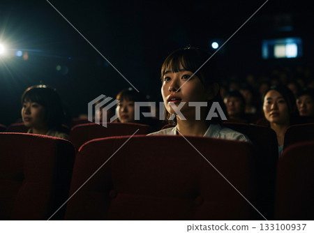 觀眾在電影院觀賞電影的畫面 133100937
