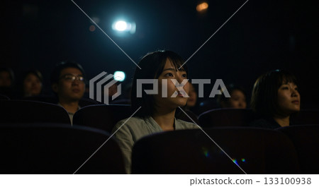 觀眾在電影院觀賞電影的畫面 133100938