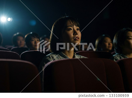 觀眾在電影院觀賞電影的畫面 133100939