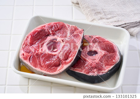 Raw sliced tuna tail (bluefin tuna) Raw sliced tuna tail (bluefin tuna) 133101325