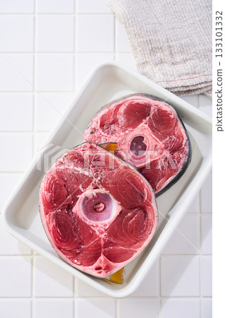 Raw sliced tuna tail (bluefin tuna) Raw sliced tuna tail (bluefin tuna) 133101332