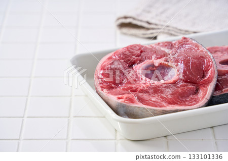 Raw sliced tuna tail (bluefin tuna) Raw sliced tuna tail (bluefin tuna) 133101336