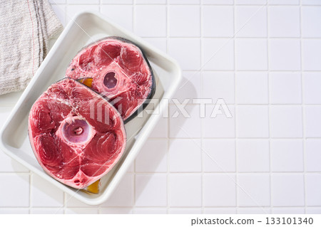 Raw sliced tuna tail (bluefin tuna) Raw sliced tuna tail (bluefin tuna) 133101340