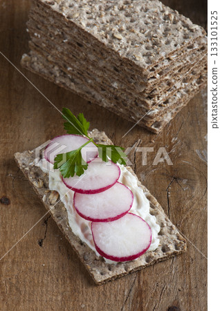 Radishes on crispbread 133101525