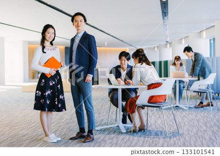 Business person working in the office 133101541