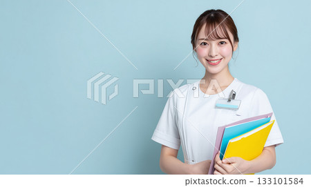 一位笑容燦爛的年輕女護士的肖像 | 非常適合用於拍攝乾淨的醫療照片 133101584