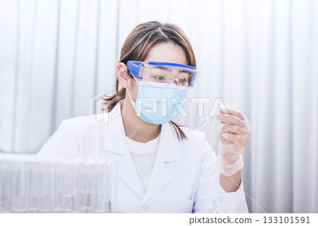 研究人員正在進行研究，研究人員正在進行實驗，一位女士手持試管，圖片素材 133101591