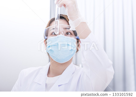 Researcher conducting research, Researcher conducting an experiment, Woman holding a test tube, Image material 133101592