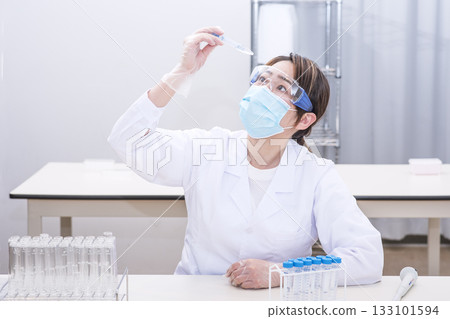 Researcher conducting research, Researcher conducting an experiment, Woman holding a test tube, Image material 133101594