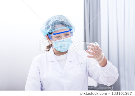 研究人員正在進行研究,研究人員正在進行實驗,一位女士手持試管,圖片素材 研究人員正在進行研究,研究人員正在進行實驗,一位女士手持試管,圖片素材 133101597