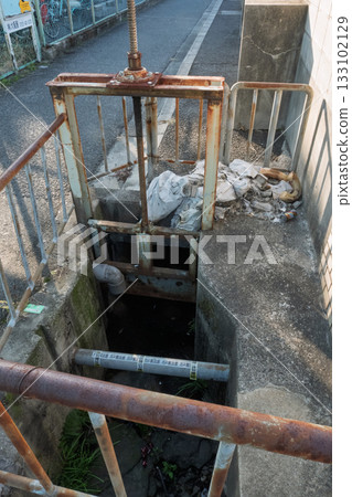 裸露的瓦斯管道橫跨防洪閘前的河道。 裸露的瓦斯管道橫跨防洪閘前的河道。 133102129