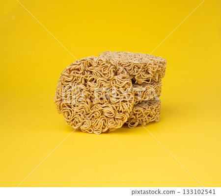 Raw Noodles, Dry Round Ramen Noodle, Uncooked Korea Vermicelli, Chinese Wheat Pasta 133102541