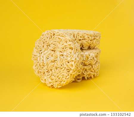 Raw Noodles, Dry Round Ramen Noodle, Uncooked Korea Vermicelli, Chinese Wheat Pasta 133102542