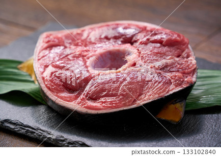 Raw sliced tuna tail (bluefin tuna) Raw sliced tuna tail (bluefin tuna) 133102840