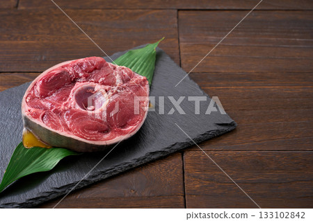 Raw sliced tuna tail (bluefin tuna) Raw sliced tuna tail (bluefin tuna) 133102842