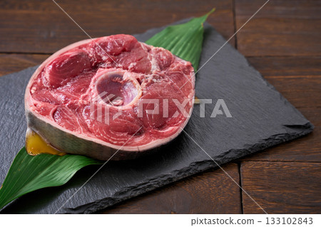 Raw sliced tuna tail (bluefin tuna) Raw sliced tuna tail (bluefin tuna) 133102843