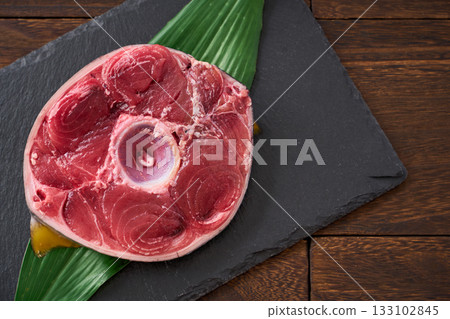 Raw sliced tuna tail (bluefin tuna) Raw sliced tuna tail (bluefin tuna) 133102845