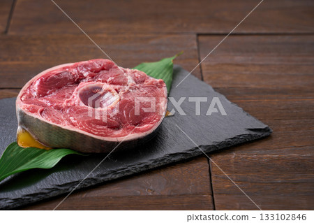 Raw sliced tuna tail (bluefin tuna) Raw sliced tuna tail (bluefin tuna) 133102846