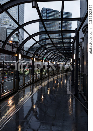 大阪梅田，黃昏，雨中的步行平台 133102855