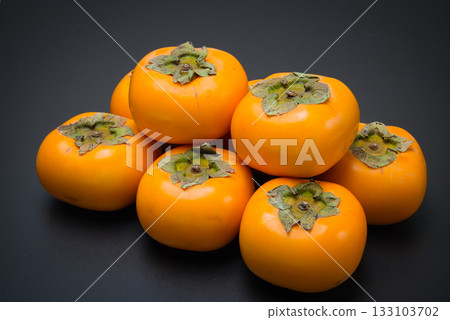 大自然饋贈的美味秋日禮物：柿子成排擺放，豐收在望。 133103702