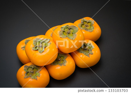 Delicious autumn gifts from nature: Persimmons lined up in abundance Delicious autumn gifts from nature: Persimmons lined up in abundance 133103703