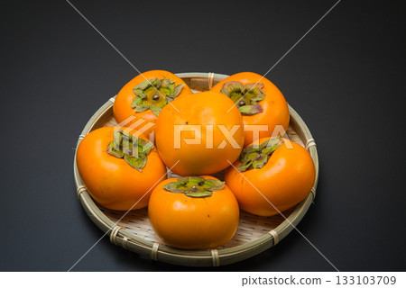 Delicious autumn gifts from nature: Persimmons lined up in abundance 133103709