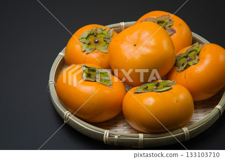 Delicious autumn gifts from nature: Persimmons lined up in abundance Delicious autumn gifts from nature: Persimmons lined up in abundance 133103710