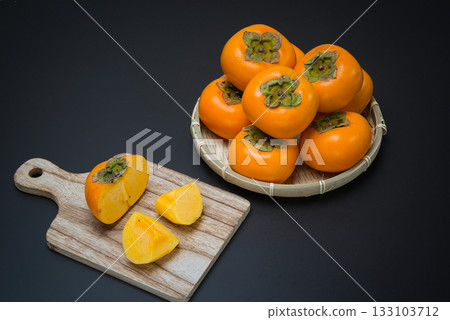 Delicious autumn gifts from nature: Persimmons lined up in abundance Delicious autumn gifts from nature: Persimmons lined up in abundance 133103712