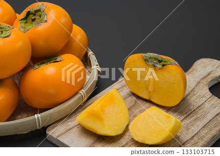 Delicious autumn gifts from nature: Persimmons lined up in abundance Delicious autumn gifts from nature: Persimmons lined up in abundance 133103715