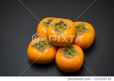Delicious autumn gifts from nature: Persimmons lined up in abundance Delicious autumn gifts from nature: Persimmons lined up in abundance 133103716