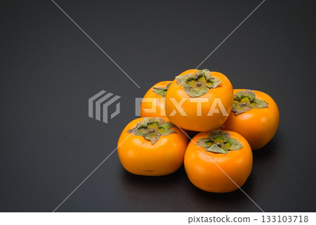 Delicious autumn gifts from nature: Persimmons lined up in abundance Delicious autumn gifts from nature: Persimmons lined up in abundance 133103718