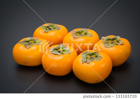 Delicious autumn gifts from nature: Persimmons lined up in abundance 133103720