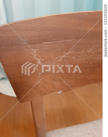 Damage to chair: Minor scratches, scratches, scratches on chair back Damage to chair: Minor scratches, scratches, scratches on chair back 133103828