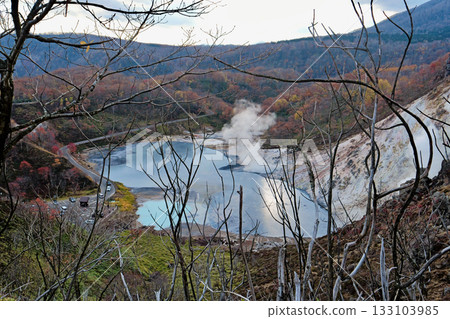 Noboribetsu Onsen: Milky white Oyunuma Pond and the mountains in late autumn Noboribetsu Onsen: Milky white Oyunuma Pond and the mountains in late autumn 133103985