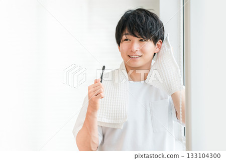 一位年輕的亞洲男子早上刷牙(牙齒護理、牙刷、美白、口腔護理) 一位年輕的亞洲男子早上刷牙(牙齒護理、牙刷、美白、口腔護理) 133104300