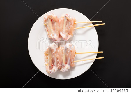 烤雞翅串(Ikada skewers)烹調前 烤雞翅串(Ikada skewers)烹調前 133104385